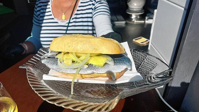 Bismarckhering mit Zwiebeln und einer hausgemachten Remoulade auf einem Ciabatta-Brötchen aus dem Fischhaus am Fährhafen.