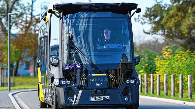 Die Kleinbusse sind technisch in der Lage, ohne Fahrer zu fahren, werden aber einen Sicherheitsfahrer an Bord haben. Das Land fördert ...