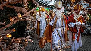 Die Nikoläuse auf ihrer Prozession durch den Europa-Park.