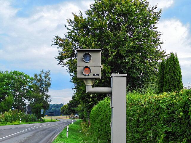 Stattdessen gibt es auf der gegenüberliegenden Straßenseite nur noch eine Messstelle. Der alte Blitzer wird durch eine Säule ersetzt, ...
