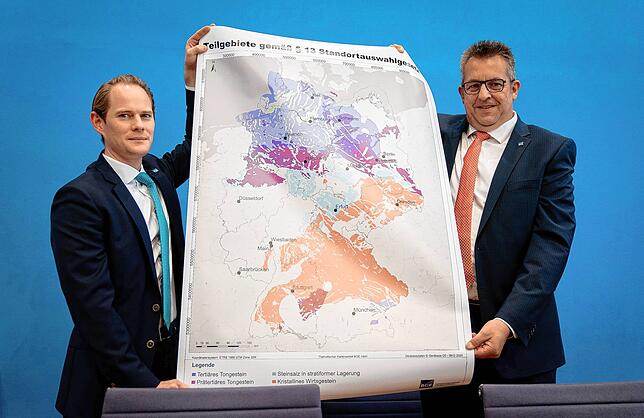 Stefan Studt (r), Vorsitzender der Geschäftsführung der Bundesgesellschaft für Endlagerung (BGE), und Steffen Kanitz, Mitglied der ...