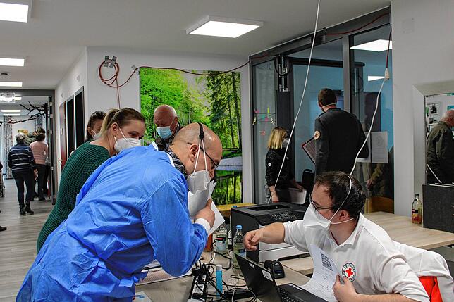 Die Blumberger Sozialstation hatte die Impfaktion durch ein mobiles Team gut organisiert. Links auf dem Bild Sarah Fritz von der ...