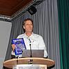 Projektleiter Daniel Trisner mit einem Exemplar des Buches SeeEnd-Geschichte(n). Band 1 wurde jetzt vorgestellt und erstmals verkauft.