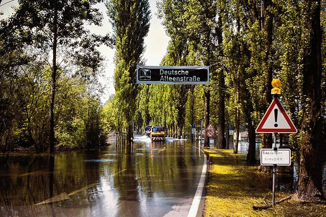 Bild 3: Archivfotos vom Hochwasser 1999: Reichenau vom Festland abgeschnitten