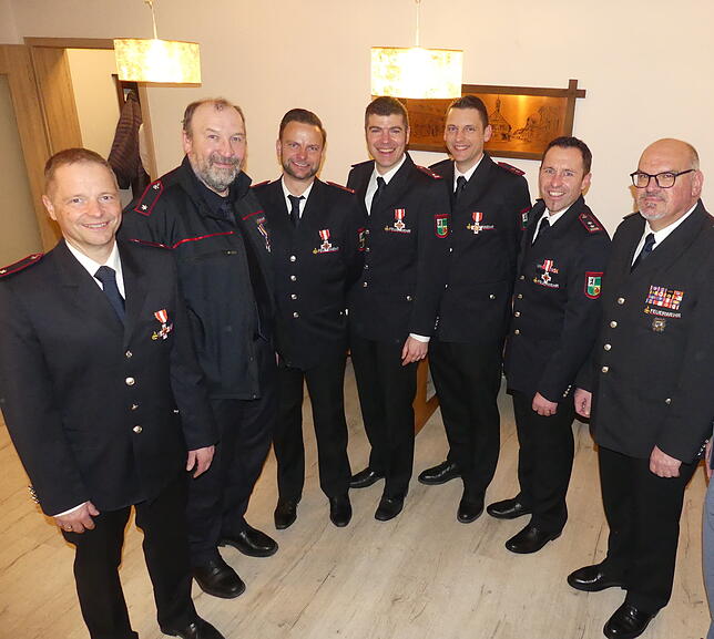 Die Geehrten (von links): Ralf Schwegel, Harald Geißelhardt, Tobias Waibel, Thomas Neubrand, Sebastian Wagner, Jürgen Fassott mit ...