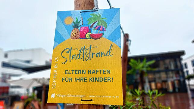 Buchstäblich „Ins Wasser gefallen“: Der Start des Schwenninger Stadtstrandes 2025.