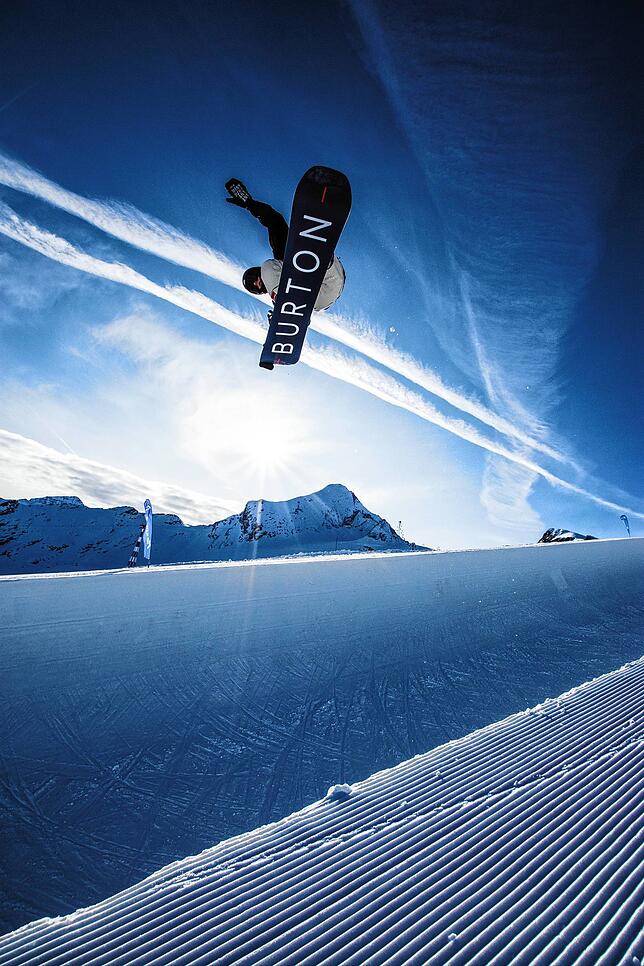 Benedikt Bockstaller beim Training am Kitzsteinhorn: Das ist sein Lieblings-Trick, der Nosegrab.