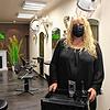 Anja Jerger in ihrem Friseursalon Haarmonie in Hüfingen. Als noch Corona-Tests für einen Besuch notwendig waren, blieben die Kunden aus.