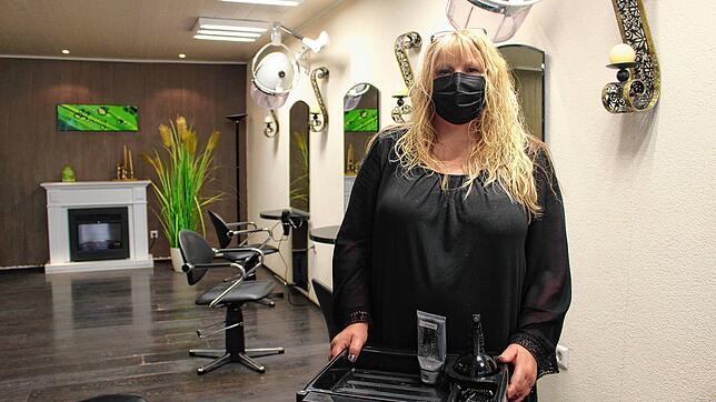 Anja Jerger in ihrem Friseursalon Haarmonie in Hüfingen. Als noch Corona-Tests für einen Besuch notwendig waren, blieben die Kunden aus.
