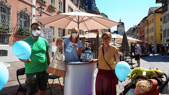 Kaiserstraße ist &bdquo;Gesundheitsmeile&ldquo;: Hier füllt Nicole Schäfer vom Gesundheitsamt (Landkreis Waldshut) für Daniela Köble aus ...
