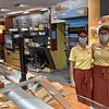 Die Verkäuferinnen Daniela Volpert (rechts) und Bettina Ganser haben in der Bäckerei-Filiale von &bdquo;Ulmer&ldquo; schon einiges bei ...
