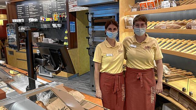 Die Verkäuferinnen Daniela Volpert (rechts) und Bettina Ganser haben in der Bäckerei-Filiale von &bdquo;Ulmer&ldquo; schon einiges bei ...