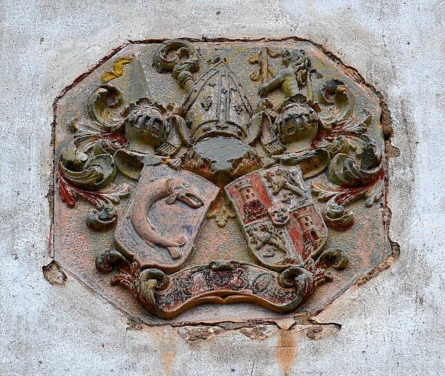 Historisch: Das Wappen des Klosters Rheinau mit der Jahreszahl 1730 prangt an der Pfarrschür-Wand.