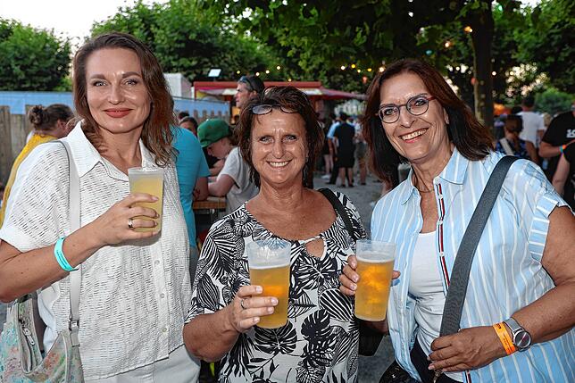 Bild 30: Seenachtfest 2024: Party auf dem Festgelände. Hier sorgen DJs und Bands für Stimmung bei den Gästen