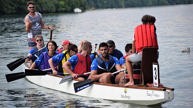 300 Meter mussten die jeweiligen Teams beim Drachenbootrennen auf dem Rhein zurücklegen. Sie legten sich dabei mächtig ins Zeug.