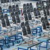 Ein ZIM-Mitarbeiter montiert in der Produktion des Unternehmens Sitze für Passagierflugzeuge. Das Unternehmen führt im neuen Jahr im ...