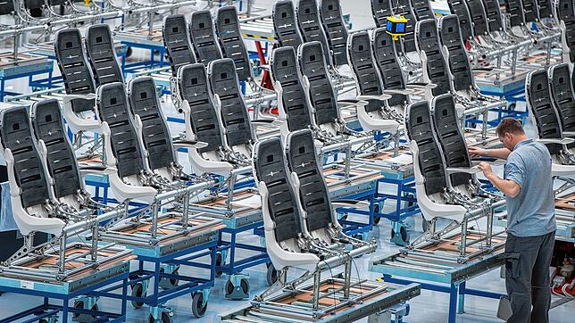 Ein ZIM-Mitarbeiter montiert in der Produktion des Unternehmens Sitze für Passagierflugzeuge. Das Unternehmen führt im neuen Jahr im ...