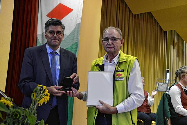 Georg Keller (rechts) nahm aus der Hand von Landrat Martin Kistler die Staufermedaille des Landes entgegen.