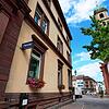 Das denkmalgeschützte Altstadthaus (links), in dem derzeit noch Polizei und eine Außenstelle des Regierungspräsidiums untergebracht ...