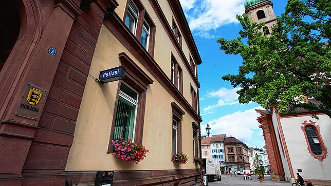 Das denkmalgeschützte Altstadthaus (links), in dem derzeit noch Polizei und eine Außenstelle des Regierungspräsidiums untergebracht ...