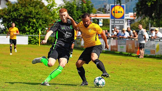 In der Hinrunde der vergangenen Saison gewann der FC Öhningen-Gaienhofen (rechts Daniel Fiore Tapia) gegen den FC Steißlingen (Gianluca ...