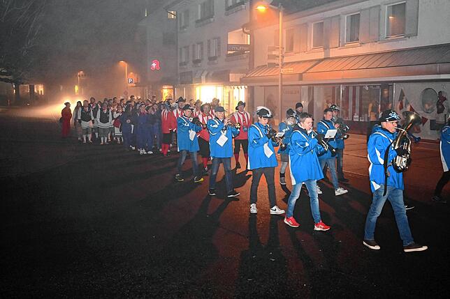 Ein große Narenschar des Narrenvereins Schwanenmühle war zu früher Stunde in Unterlauchringen unterwegs um die Bevölkerung zu wecken.