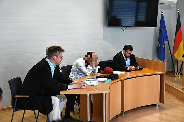 Ein Foto vom ersten Verhandlungstag (von links): Verteidiger Thomas Röder, Dolmetscher Basim Al-Shukur (verdeckt), der Angeklagte Oasama ...