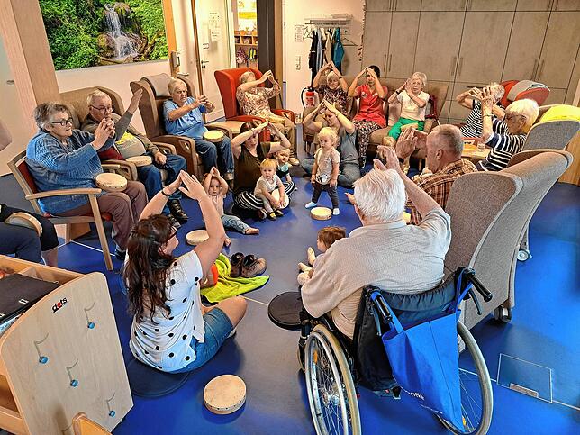 Die Tagespflege in Tengen kooperiert mit der Kinderkrippe im Haus. Hier musizieren und singen Kinder, ältere Menschen und Betreuer ...