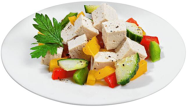 Tofusalat mit Paprika und Gurken. Diese Mischung erweist sich als durchaus gesund.
