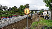Hier endet nicht nur der Bahnsteig, hier fehlt doch auch etwas? Um unter der Brücke ausreichend Höhe für die Oberleitung zu schaffen, ...