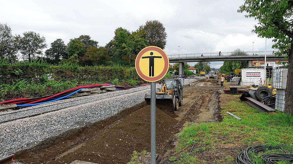 Hier endet nicht nur der Bahnsteig, hier fehlt doch auch etwas? Um unter der Brücke ausreichend Höhe für die Oberleitung zu schaffen, ...