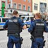 Pfingsten in Villingen: Polizisten bewachen das Stadtzentrum ab 15.30 Uhr. Wenig später wird die Lage brenzlig. Bild: Norbert Trippl