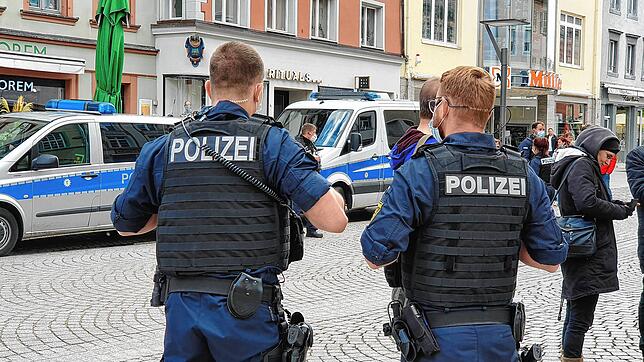 Pfingsten in Villingen: Polizisten bewachen das Stadtzentrum ab 15.30 Uhr. Wenig später wird die Lage brenzlig.