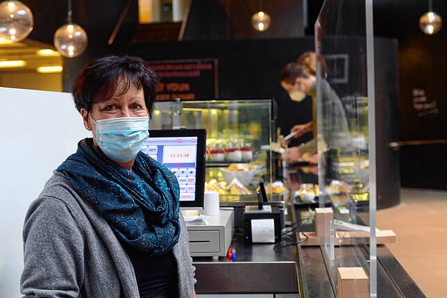 Susanne Pinto arbeitet hier seit 13 Jahren und freut sich darüber, dass wieder Leben in der Mensa ist: „Ich war wirklich traurig, ...