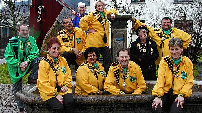 Das ist der inzwischen aufgelöste Gurtweiler Narrenrat im Jahre 2002 mit dem damaligen Narrenpräsidenten Werner Kaiser (links) und der ...