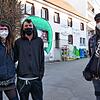 Vor dem alten Gebäude der Teestube (von links): Lara Fichtner, Ruben Ritter und Silas Tiedke vom Vorstandsteam des Jugendtreffs sind ...