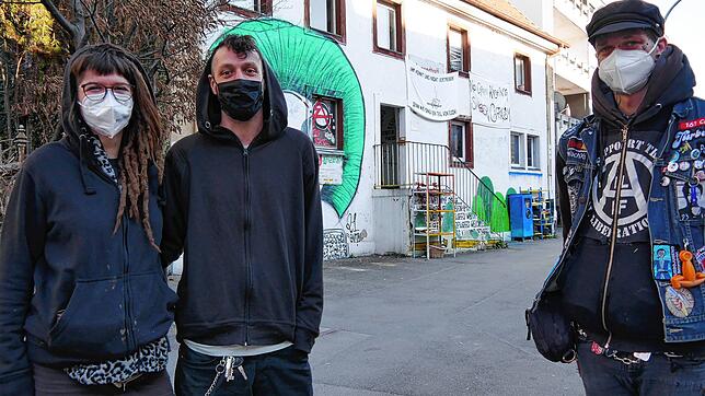 Vor dem alten Gebäude der Teestube (von links): Lara Fichtner, Ruben Ritter und Silas Tiedke vom Vorstandsteam des Jugendtreffs sind ...