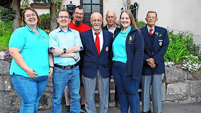 Von links Christine Hafner (Bereitschaftsleitung), Harald Hafner (Vorsitzender), Kammerwart Andreas Fricke, Bereitschaftsleiter Ralf ...