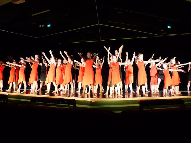 Die ungewöhnliche Bühne im Gasthaus Post in Oberteuringen bietet genügend Platz für das anspruchsvolle Tanzprojekt von Choreographin ...