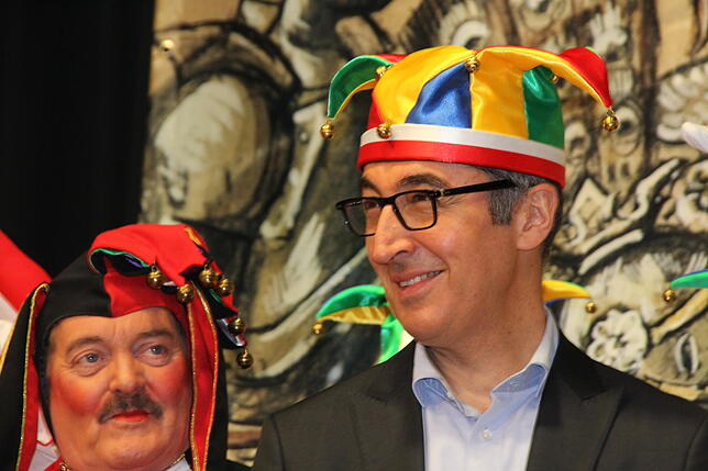 Bild 1: Cem Özdemir ist da! Die Bilder zum Empfang des Beklagten beim Narrengericht in Stockach (1)