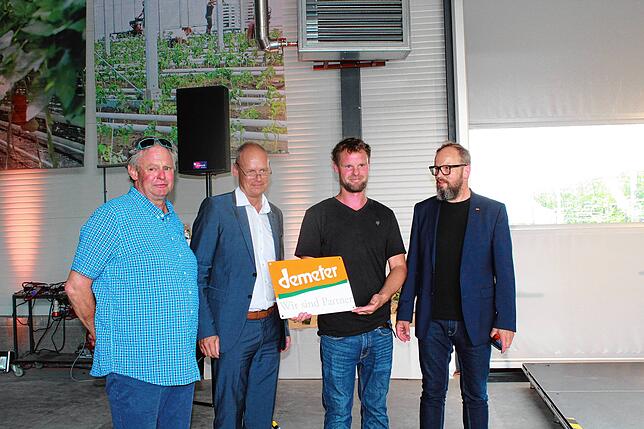 Christian Richter, Bernd Löhle und Birger Richter (von links) freuen sich über die Auszeichnung als Demeter-Betrieb. Das Schild hat ...