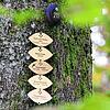 Namens-Plaketten lassen erkennen, wer um den jeweiligen Baum bestattet ist. Diese Aufnahme stammt vom Bestattungswald St. Katharina in ...