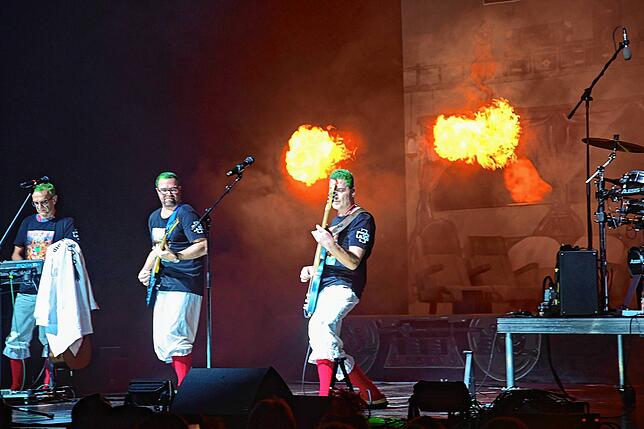 Viel Feuer und viel gute Stimmung. Die Hexenband in ihrem Element.