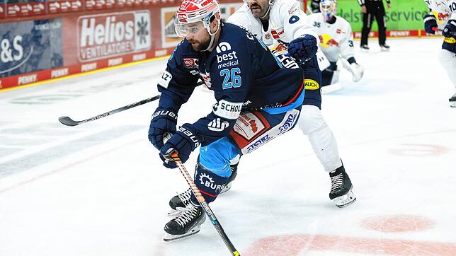 Brandon DeFazio (vorne) machte gegen Berlin eines seiner besseren Spiele für die Wild Wings. Allerdings konnte auch er bei Heimpleite ...