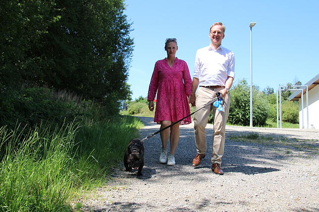 Seit drei Jahren gehört die Französische Bulldogge Oscar zur Familie. Tanja und Phillipp Frank beim Spaziergang auf dem Aarberg.