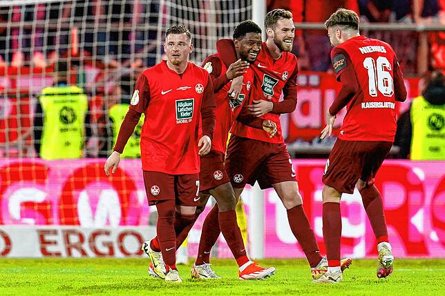 Kaiserslauterns Almamy Touré (2.v.l.) jubelt nach seinem Tor zum 0:2 mit Boris Tomiak (2.v.r), Marlon Ritter (l) und Julian Niehues.