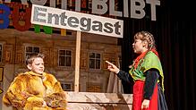 Leon Sprich (13) und Annika Post (9) feierten gemeinsam auf der Schopfheimer Narrenbühne eine überaus gelungene  Zunftabend-Premiere als ...