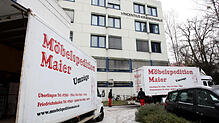 Die LKWs, die zwischen dem alten (Foto) und dem neuen Vincentius-Krankenhaus pendeln, werden ohne Unterlass be- und wieder entladen. Es ...