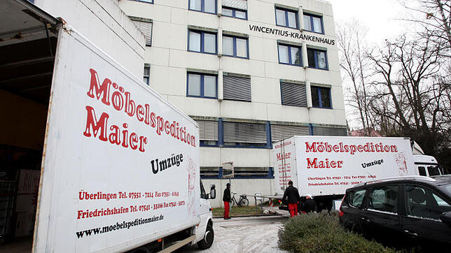 Die LKWs, die zwischen dem alten (Foto) und dem neuen Vincentius-Krankenhaus pendeln, werden ohne Unterlass be- und wieder entladen. Es ...