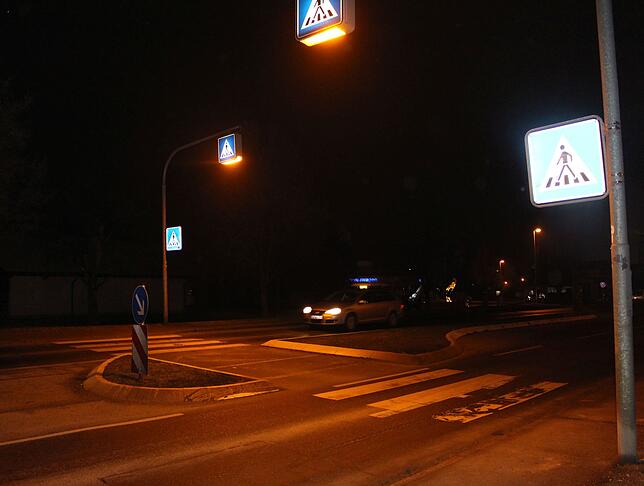 Unser am gestrigen Donnerstag um 7 Uhr morgens aufgenommenes Bild zeigt, wie dunkel es rund um den Zebrastreifen an der Esso-Tankstelle ...